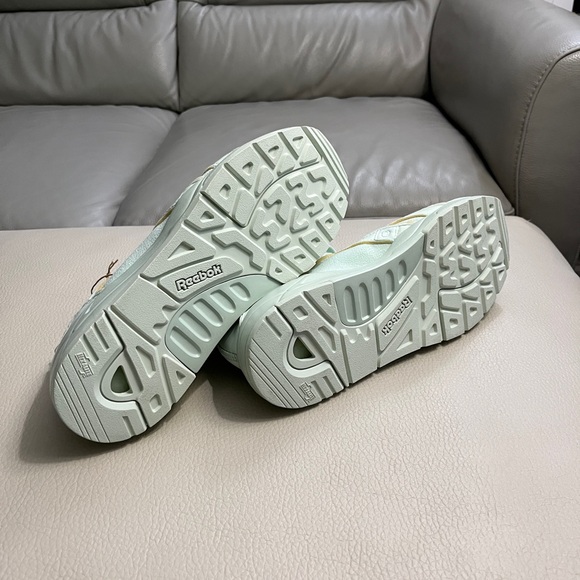 NWT - Reebok x Victoria Beckham Men’s Bolton Low Storm Glow - EU 42.5/US 9.5 - Picture 6 of 8